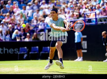 Taylor Fritz degli Stati Uniti in azione durante la partita finale dei suoi singoli uomini contro il Maxime Cressy degli Stati Uniti al centro del campo il giorno otto del Rothesay International Eastbourne al Devonshire Park di Eastbourne. Data foto: Sabato 25 giugno 2022. Foto Stock