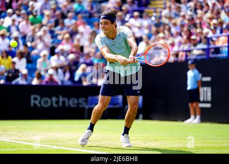 Taylor Fritz degli Stati Uniti in azione durante la partita finale dei suoi singoli uomini contro il Maxime Cressy degli Stati Uniti al centro del campo il giorno otto del Rothesay International Eastbourne al Devonshire Park di Eastbourne. Data foto: Sabato 25 giugno 2022. Foto Stock