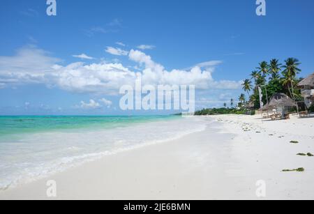 Tranquillo scenario costiero a Jambiani, un tradizionale villaggio di pescatori sulla costa sud-orientale di Zanzibar, Tanzania. L'immagine mostra sabbia bianca incontaminata, Foto Stock