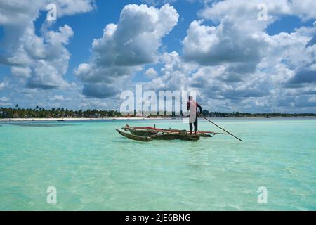 Tranquillo scenario costiero a Jambiani, un tradizionale villaggio di pescatori sulla costa sud-orientale di Zanzibar, Tanzania. L'immagine mostra sabbia bianca incontaminata, Foto Stock