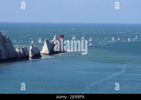 Isola di Wight, Regno Unito. 25th giugno 2022. Round the Island Race, The Needles, Isle of Wight, Inghilterra, Regno Unito sabato 25th giugno 2022. pic di Andrew Orchard/Andrew Orchard SPORTS photography/Alamy Live News Credit: Andrew Orchard SPORTS photography/Alamy Live News Foto Stock