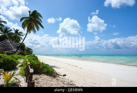 Tranquillo scenario costiero a Jambiani, un tradizionale villaggio di pescatori sulla costa sud-orientale di Zanzibar, Tanzania. L'immagine mostra sabbia bianca incontaminata, Foto Stock