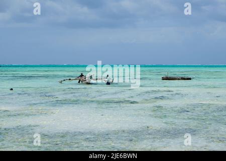 Tranquillo scenario costiero a Jambiani, un tradizionale villaggio di pescatori sulla costa sud-orientale di Zanzibar, Tanzania. L'immagine mostra sabbia bianca incontaminata, Foto Stock