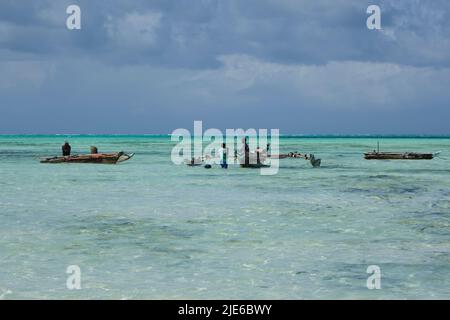 Tranquillo scenario costiero a Jambiani, un tradizionale villaggio di pescatori sulla costa sud-orientale di Zanzibar, Tanzania. L'immagine mostra sabbia bianca incontaminata, Foto Stock