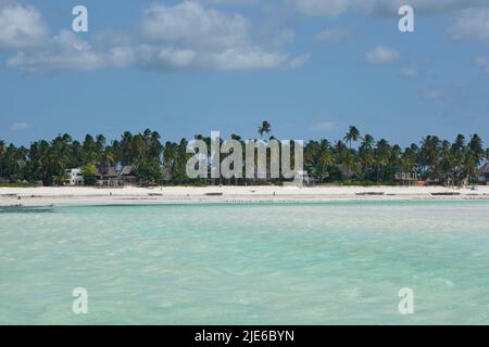 Tranquillo scenario costiero a Jambiani, un tradizionale villaggio di pescatori sulla costa sud-orientale di Zanzibar, Tanzania. L'immagine mostra sabbia bianca incontaminata, Foto Stock