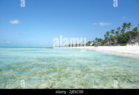 Tranquillo scenario costiero a Jambiani, un tradizionale villaggio di pescatori sulla costa sud-orientale di Zanzibar, Tanzania. L'immagine mostra sabbia bianca incontaminata, Foto Stock