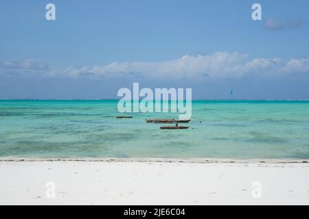 Tranquillo scenario costiero a Jambiani, un tradizionale villaggio di pescatori sulla costa sud-orientale di Zanzibar, Tanzania. L'immagine mostra sabbia bianca incontaminata, Foto Stock