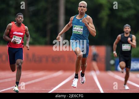 APELDOORN - Athlete Onyema Adigida durante la semifinale a 200 metri al Campionato di atletica olandese. ANP RONALD HOOGENDOORN Foto Stock