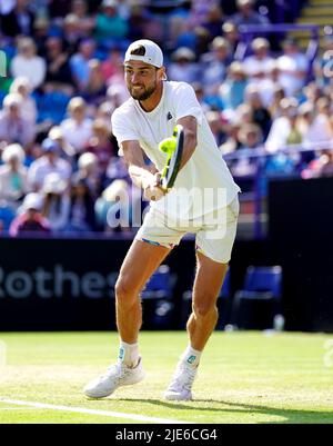 Maxime Cressy degli Stati Uniti in azione durante la partita finale dei suoi singoli uomini contro Taylor Fritz degli Stati Uniti sul campo centrale il giorno otto del Rothesay International Eastbourne al Devonshire Park di Eastbourne. Data foto: Sabato 25 giugno 2022. Foto Stock