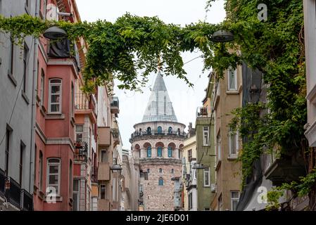 Il paesaggio urbano di Istanbul mostra la miscela unica di Oriente e Occidente, con monumenti storici, moschee e vivace vita urbana. Situato su entrambi i lati della Foto Stock