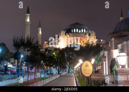 Il paesaggio urbano di Istanbul mostra la miscela unica di Oriente e Occidente, con monumenti storici, moschee e vivace vita urbana. Situato su entrambi i lati della Foto Stock