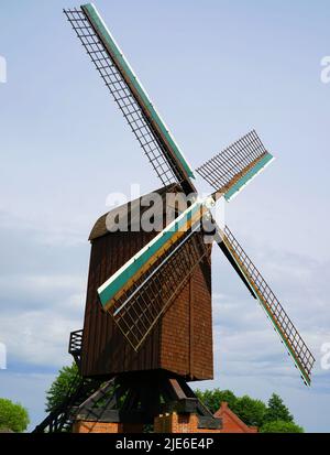 Un mulino di posta da 1709. Questo è il primo tipo di mulino a vento europeo. L'intero corpo del mulino è montato su un unico montante verticale... Foto Stock