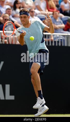 Devonshire Park, Eastbourne, Regno Unito. 25th giugno 2022. Finali del torneo di tennis del prato di Eastbourne International; Taylor Fritz (USA) gioca una mano d'avanti contro Maxime Cressy (USA) nei singoli Mens final Credit: Action Plus Sports/Alamy Live News Foto Stock