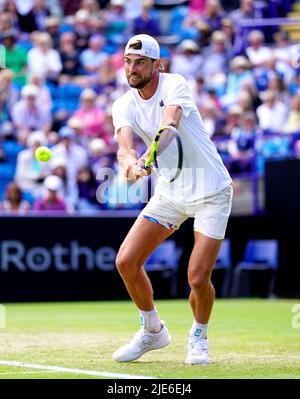 Maxime Cressy degli Stati Uniti in azione durante la partita finale dei suoi singoli uomini contro Taylor Fritz degli Stati Uniti sul campo centrale il giorno otto del Rothesay International Eastbourne al Devonshire Park di Eastbourne. Data foto: Sabato 25 giugno 2022. Foto Stock