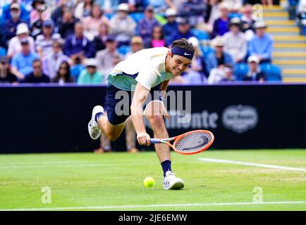 Taylor Fritz degli Stati Uniti in azione durante la partita finale dei suoi singoli uomini contro il Maxime Cressy degli Stati Uniti al centro del campo il giorno otto del Rothesay International Eastbourne al Devonshire Park di Eastbourne. Data foto: Sabato 25 giugno 2022. Foto Stock