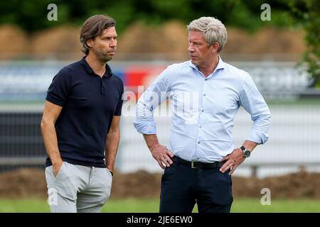 EINDHOVEN, PAESI BASSI - GIUGNO 25: Direttore tecnico John de Jong di PSV Eindhoven, direttore Marcel Brands di PSV Eindhoven durante la partita di prima stagione tra PSV Eindhoven e BW Lohne al PSV Campus De Herdgang il 25 Giugno 2022 a Eindhoven, Paesi Bassi (Foto di Hans van der Valk/Orange Pictures) Foto Stock