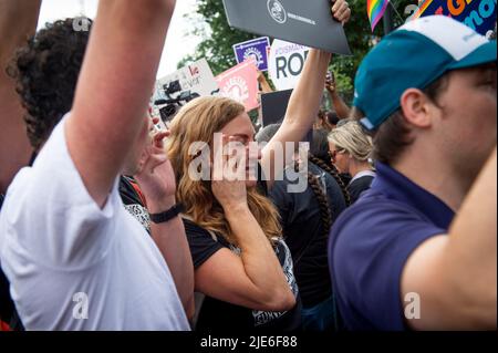 La gente reagisce alla decisione della Corte Suprema degli Stati Uniti su Dobbs contro Jackson Women’s Health Organization, al di fuori della Corte Suprema di Washington, DC il 24 giugno 2022. Credit: Rod Lamkey / CNP/Sipa USA Foto Stock