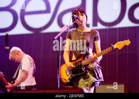 Beabadoobee si esibisce sul palco di John Peel al Glastonbury Festival presso la Worthy Farm di Somerset. Data foto: Sabato 25 giugno 2022. Foto Stock