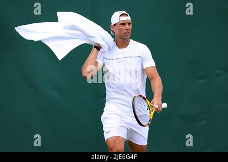 25th giugno 2022, All England Lawn Tennis and Croquet Club, Londra, Inghilterra; torneo di tennis di Wimbledon; Rafael Nadal durante la sua sessione di pratica Foto Stock