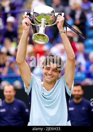 Taylor Fritz degli Stati Uniti festeggia con il trofeo dopo aver vinto la partita finale dei singoli uomini contro il Maxime Cressy degli Stati Uniti sul campo centrale l'ottavo giorno del Rothesay International Eastbourne al Devonshire Park di Eastbourne. Data foto: Sabato 25 giugno 2022. Foto Stock