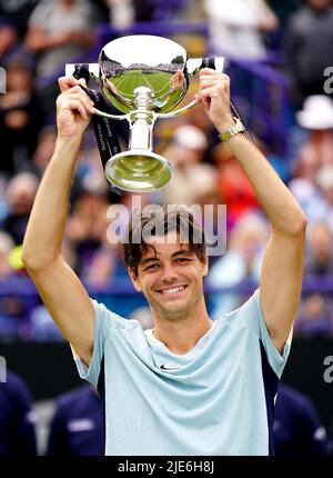 Taylor Fritz degli Stati Uniti festeggia con il trofeo dopo aver vinto la partita finale dei singoli uomini contro il Maxime Cressy degli Stati Uniti sul campo centrale l'ottavo giorno del Rothesay International Eastbourne al Devonshire Park di Eastbourne. Data foto: Sabato 25 giugno 2022. Foto Stock