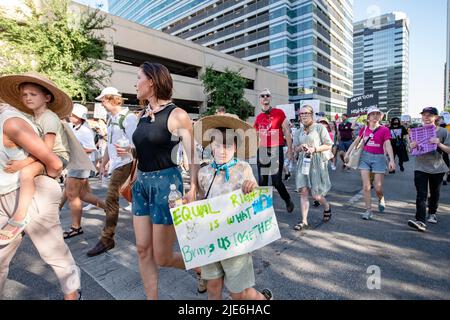 I manifestanti dei diritti di aborto si riuniscono per protestare contro la decisione della Corte Suprema nel caso Dobbs contro Jackson Women's Health il 24 giugno 2022 ad Austin, Texas. La decisione della Corte nel caso Dobbs contro Jackson Women's Health capovolge la storica causa Roe contro Wade di 50 anni, eliminando un diritto federale all'aborto. (Foto di Maggie Boyd/Sipa USA) Credit: Sipa USA/Alamy Live News Foto Stock