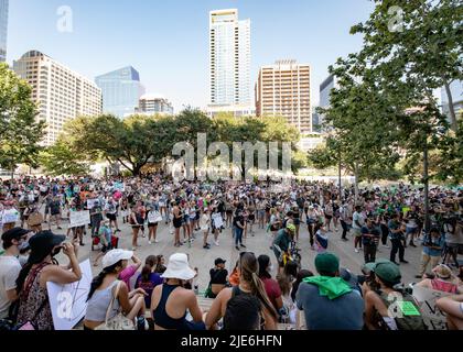 I manifestanti dei diritti di aborto si riuniscono per protestare contro la decisione della Corte Suprema nel caso Dobbs contro Jackson Women's Health il 24 giugno 2022 ad Austin, Texas. La decisione della Corte nel caso Dobbs contro Jackson Women's Health capovolge la storica causa Roe contro Wade di 50 anni, eliminando un diritto federale all'aborto. (Foto di Maggie Boyd/Sipa USA) Credit: Sipa USA/Alamy Live News Foto Stock