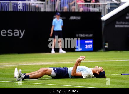 Taylor Fritz degli Stati Uniti festeggia dopo aver vinto la partita finale dei singoli uomini contro Maxime Cressy degli Stati Uniti sul campo centrale l'ottavo giorno del Rothesay International Eastbourne al Devonshire Park di Eastbourne. Data foto: Sabato 25 giugno 2022. Foto Stock