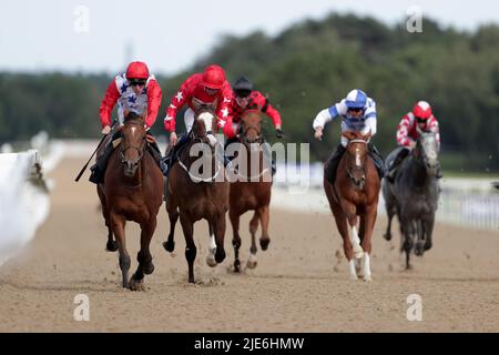 Vulcan guidato da Hector Crouch (a sinistra) vince JenningsBet handicap durante il terzo giorno del Northumberland Plate Festival all'ippodromo di Newcastle. Data foto: Sabato 25 giugno 2022. Foto Stock