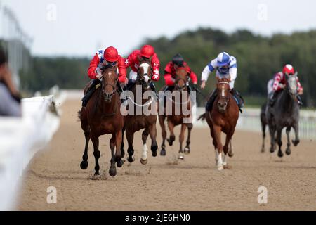 Vulcan guidato da Hector Crouch (a sinistra) vince JenningsBet handicap durante il terzo giorno del Northumberland Plate Festival all'ippodromo di Newcastle. Data foto: Sabato 25 giugno 2022. Foto Stock