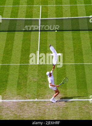 Maxime Cressy di USA serve durante la partita finale dei suoi singoli uomini contro Taylor Fritz di USA sul campo centrale il giorno otto del Rothesay International Eastbourne al Devonshire Park di Eastbourne. Data foto: Sabato 25 giugno 2022. Foto Stock