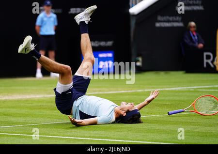 Taylor Fritz degli Stati Uniti festeggia dopo aver vinto la partita finale dei singoli uomini contro Maxime Cressy degli Stati Uniti sul campo centrale l'ottavo giorno del Rothesay International Eastbourne al Devonshire Park di Eastbourne. Data foto: Sabato 25 giugno 2022. Foto Stock