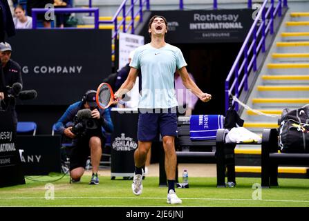 Taylor Fritz degli Stati Uniti festeggia dopo aver vinto la partita finale dei singoli uomini contro Maxime Cressy degli Stati Uniti sul campo centrale l'ottavo giorno del Rothesay International Eastbourne al Devonshire Park di Eastbourne. Data foto: Sabato 25 giugno 2022. Foto Stock