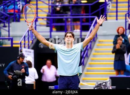 Taylor Fritz degli Stati Uniti festeggia dopo aver vinto la partita finale dei singoli uomini contro Maxime Cressy degli Stati Uniti sul campo centrale l'ottavo giorno del Rothesay International Eastbourne al Devonshire Park di Eastbourne. Data foto: Sabato 25 giugno 2022. Foto Stock