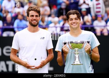 Taylor Fritz degli Stati Uniti (a destra) con il trofeo accanto al secondo classificato Maxime Cressy degli Stati Uniti sul campo centrale dopo la partita finale maschile del singolo il giorno otto del Rothesay International Eastbourne al Devonshire Park di Eastbourne. Data foto: Sabato 25 giugno 2022. Foto Stock