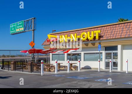 Hesperia, CA, USA – 23 giugno 2022: Facciata dell'edificio del ristorante in-N-out Hamburger con posti a sedere all'aperto a Hesperia, California. Foto Stock