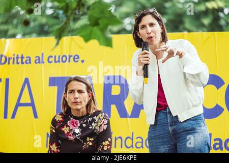 Piacenza, Italia, 31 maggio 2022. Katia Tarasconi (nuovo maggiore, a sinistra) e Elly Schlein (a destra) durante un evento per le elezioni sindaci. Foto Stock