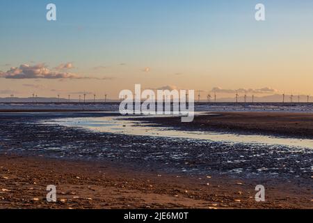 Si affaccia sulla spiaggia sabbiosa con la bassa marea, a Formby a Merseyside, con un cielo notturno in alto Foto Stock