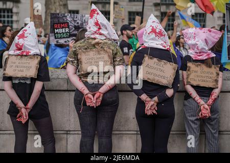 Londra, Regno Unito. 25th giugno 2022. Ucraini e sostenitori di scena una sanguinosa protesta chiedendo che tutti i prigionieri di guerra, attualmente detenuti dalle forze russe, siano immediatamente rilasciati. La Russia continua a progredire e a dispiegare un'azione militare aggressiva su più regioni dell'Ucraina, compresa Kiev. Credit: Guy Corbishley/Alamy Live News Foto Stock