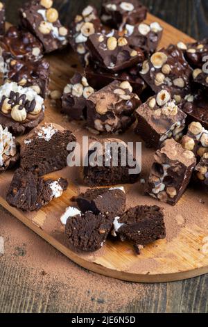 Torta al cioccolato con uso di cacao e burro con zucchero, torta al cioccolato classica europea orientale come patate marzapane con uso di cacao Foto Stock