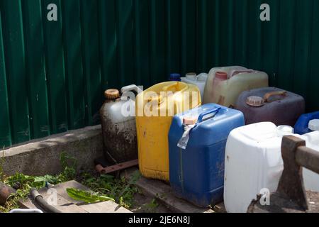 Vecchi serbatoi del carburante. Scorte di gasolio e benzina nel periodo di deficit. Foto Stock