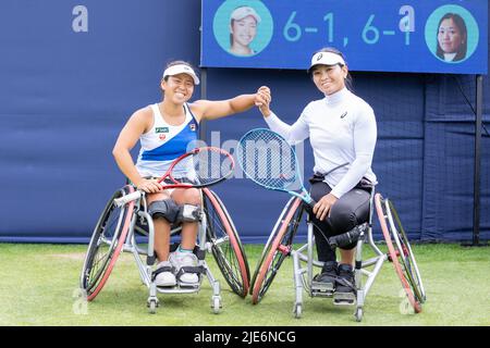 Eastbourne, Inghilterra, 25 giugno 2022. Yui Kamiji e Zhenzhen Zhu festeggiano la loro vittoria nei Wheelchair Doubles nella loro partita con Kgothatso Montjane e Lucy Shuker che hanno vinto 6:1 6:1 al Rothesay International. Credit: Jane Stokes/Alamy Live News Foto Stock