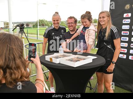 Ella Van Kerkhoven in Belgio e Julie Biesmans in Belgio hanno illustrato la posa con tifosi e tifosi durante una giornata di tifosi della squadra nazionale belga di calcio femminile The Red Flames, sabato 25 giugno 2022 a Tubize. I Red Flames si stanno preparando per i prossimi campionati europei di Euro 2022 delle Donne in Inghilterra. BELGA FOTO DAVID CATRY Foto Stock