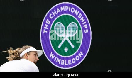 Il belga Elise Mertens è stato raffigurato durante una sessione di allenamento in vista del torneo di tennis Wimbledon Grand Slam del 2022 presso l'All England Tennis Club, nel sud-ovest di Londra, in Gran Bretagna, sabato 25 giugno 2022. BELGA PHOTO BENOIT DOPPAGNE Foto Stock