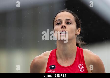 Il belga Camille Laus è stato raffigurato dopo le 400m donne, nei campionati di atletica belga, sabato 25 giugno 2022, a Gentbrugge. BELGA FOTO KRISTOF VAN ACCOM Foto Stock