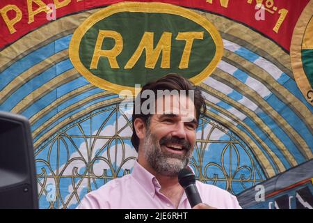 Londra, Regno Unito. 25th giugno 2022. L'attore, il comico e l'attivista Rob Delaney parla durante il rally. Centinaia di lavoratori ferroviari e vari sindacati hanno organizzato un raduno fuori dalla stazione di King's Cross il terzo giorno dello sciopero ferroviario nazionale. Credit: Vuk Valcic/Alamy Live News Foto Stock