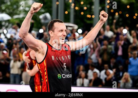 Il belga Nick Celis festeggia dopo aver vinto una partita di basket 3x3 tra Belgio e Polonia, nella finale maschile della Coppa del mondo FIBA 2022, sabato 25 giugno 2022, ad Anversa. La FIBA 3x3 Basket World Cup 2022 si svolge dal 21 al 26 giugno ad Anversa. BELGA FOTO TOM GOYVAERTS Foto Stock