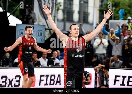 Il belga Nick Celis festeggia dopo aver vinto una partita di basket 3x3 tra Belgio e Polonia, nella finale maschile della Coppa del mondo FIBA 2022, sabato 25 giugno 2022, ad Anversa. La FIBA 3x3 Basket World Cup 2022 si svolge dal 21 al 26 giugno ad Anversa. BELGA FOTO TOM GOYVAERTS Foto Stock