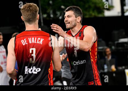 Maxime Depuydt, in Belgio, festeggia dopo aver vinto una partita di basket 3x3 tra Belgio e Polonia, nella finalissima maschile alla Coppa del mondo FIBA 2022, sabato 25 giugno 2022, ad Anversa. La FIBA 3x3 Basket World Cup 2022 si svolge dal 21 al 26 giugno ad Anversa. BELGA FOTO TOM GOYVAERTS Foto Stock