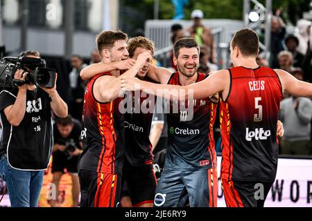 Maxime Depuydt, in Belgio, festeggia dopo aver vinto una partita di basket 3x3 tra Belgio e Polonia, nella finalissima maschile alla Coppa del mondo FIBA 2022, sabato 25 giugno 2022, ad Anversa. La FIBA 3x3 Basket World Cup 2022 si svolge dal 21 al 26 giugno ad Anversa. BELGA FOTO TOM GOYVAERTS Foto Stock